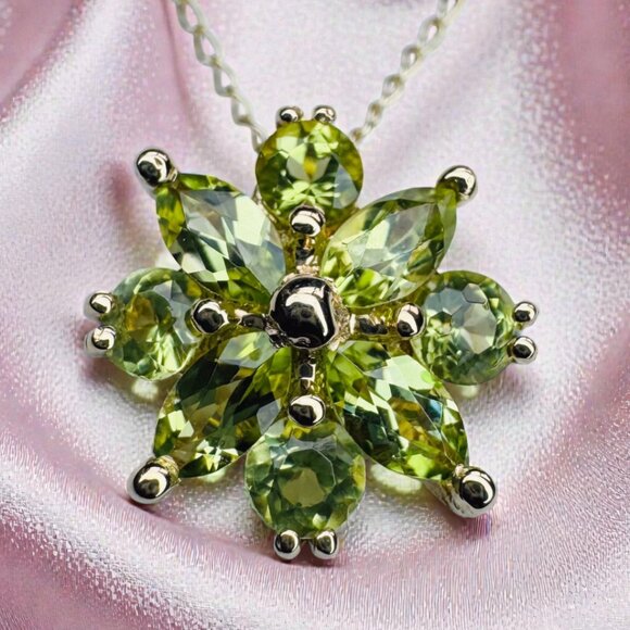 ESTATE- Natural Peridot Necklace 14K Yellow Gold -18